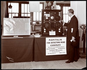 Exponát systému detekce požáru od Montauk Fire Detecting Wire Co. v Muzeu bezpečnostních zařízení Amerického institutu sociálních služeb, New York, 1908 (stříbrný želatinový tisk)